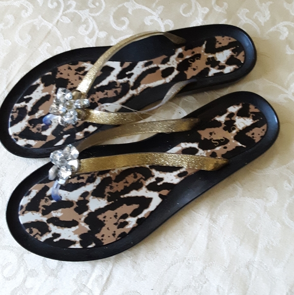 Guess ♠️ flip flops - Picture 1 of 7